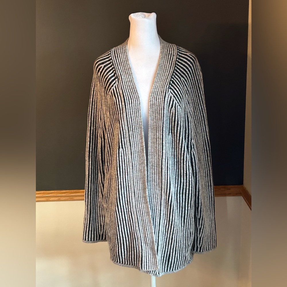 Lululemon Cotton-Cashmere Blend Sweater Wrap
Powdered Clay / White size 8